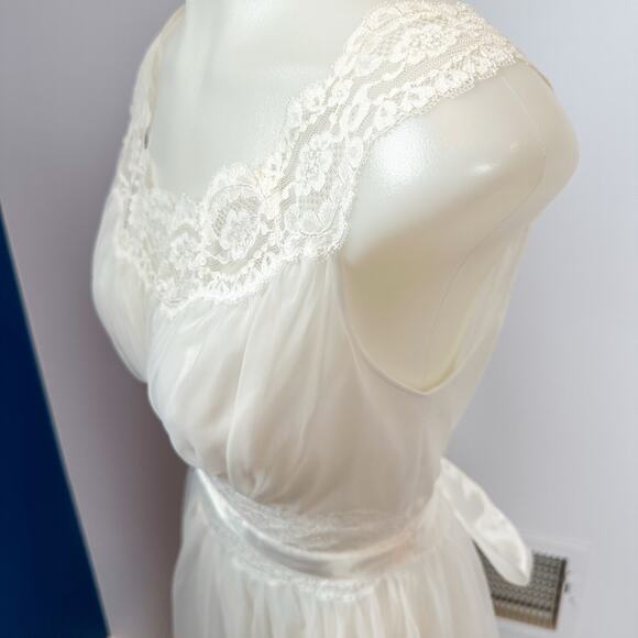 Vintage Vanity Fair White Ruffle Lace Bridal Robe & Slip Nightgown Set – XS (30) - Picture 7 of 14